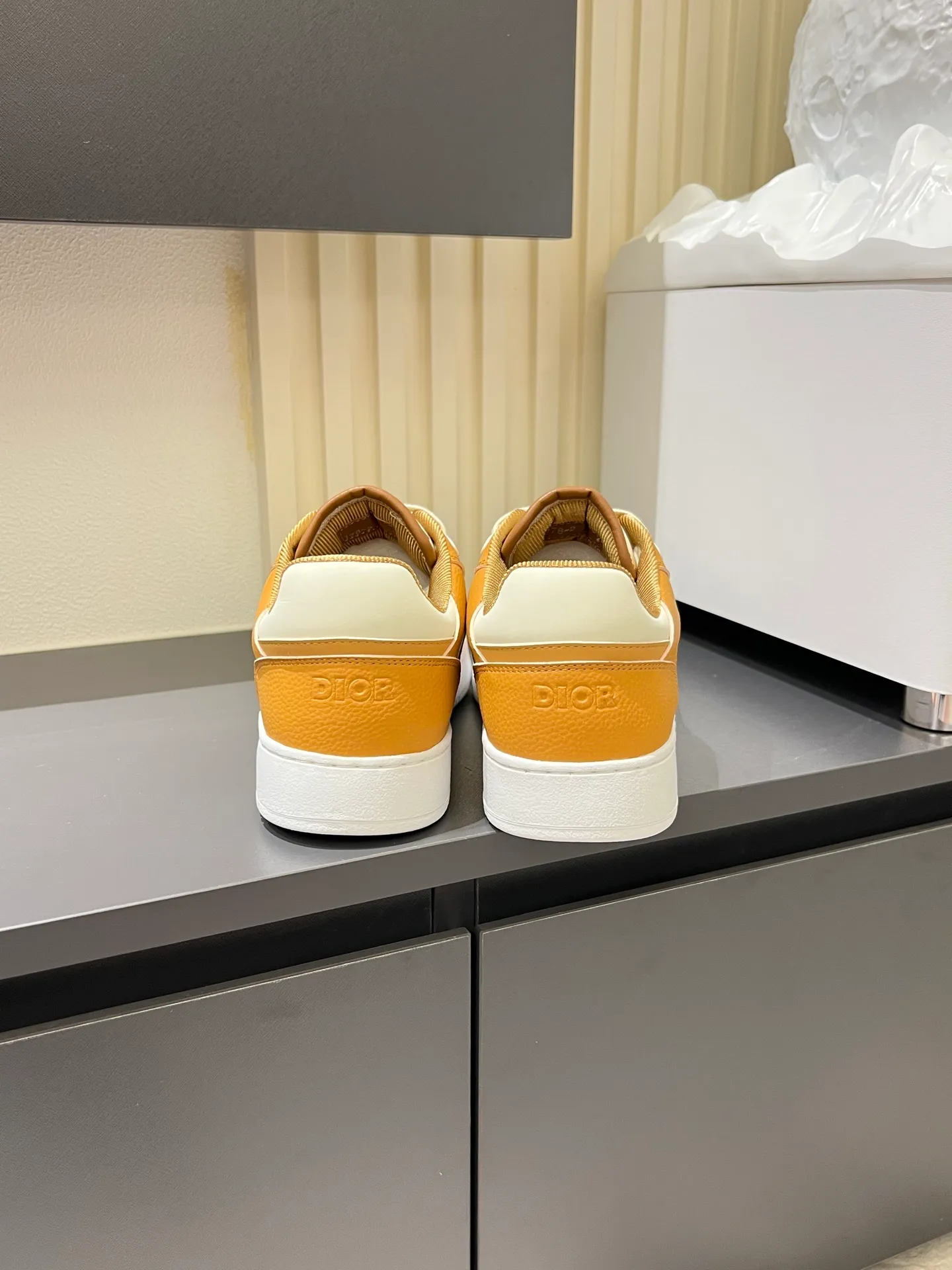 Men's shoes 💰p400 "Dio*" mid-top B27 casual sneakers. This B27 high-top sneaker is a new product in the series and continues Di*r's classic style. Crafted from gray and white smooth calf leather with beige and black Oblique print panels on the sides. The "CD Icon" shaped shoelace eyelets are clever and delicate, and the two-color rubber sole, rear collar and heel are all equipped with the brand's iconic details to enhance the style. Oblique printed straps at the ankle allow for an adjustable fit to complement the overall design. Fashionable and versatile, it can complement any look. Create an exquisite design with unique dynamic vitality and modern atmosphere, presented in low-top and high-top styles. This new must-have shoe adds a new dimension to Dior's archive heritage, embodying modern elegance. Purchase the original version and make it 1:1. If you need top quality, please come to me! Male 38-44!